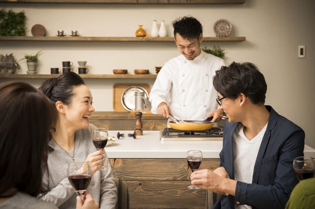 料理する男性